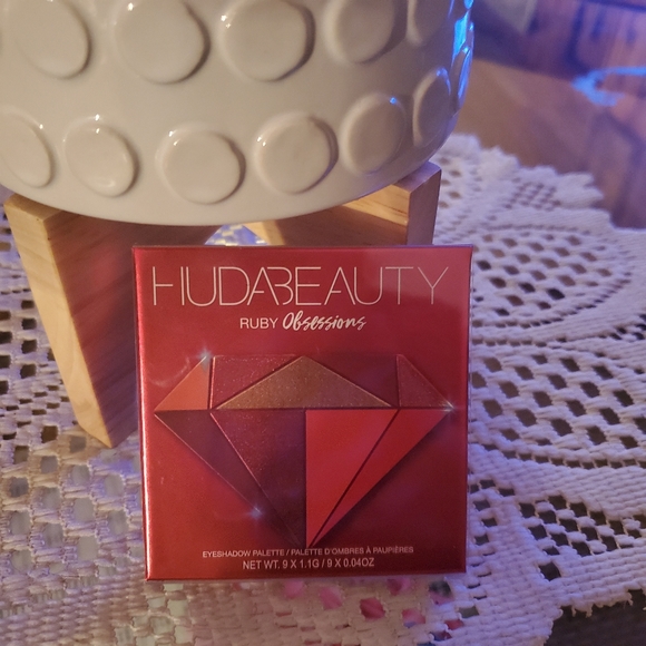 HUDA Beauty Ruby obsession eye shadow - Picture 7 of 9